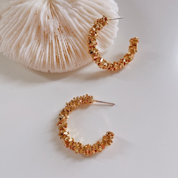 Premium statement gold hoop earrings - Picture 3 of 4